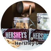 Close-upfoto van Hershey's snoep chocolade repen in de buurt van potten