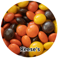 Herfstkleurige Reese Pieces snoepjes willekeurig op elkaar gevuld zonder pakjes